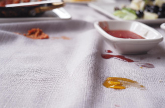 Skvrny na ubrusu? Nezoufejte! Nabízíme kompletní návod na záchranu vašeho stolu